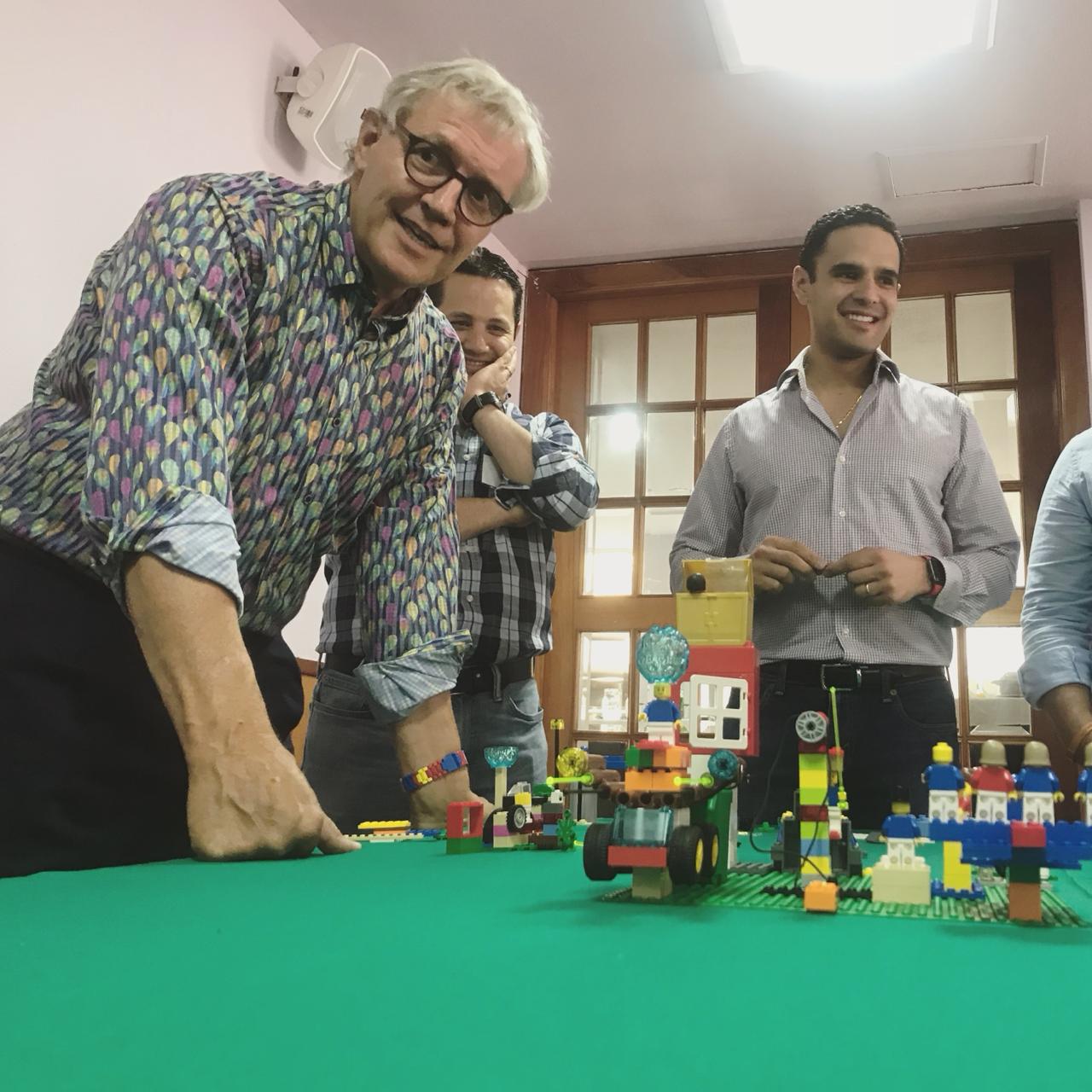 Managers y jefaturas construyendo durante la intervención con LEGO® Serious Play®