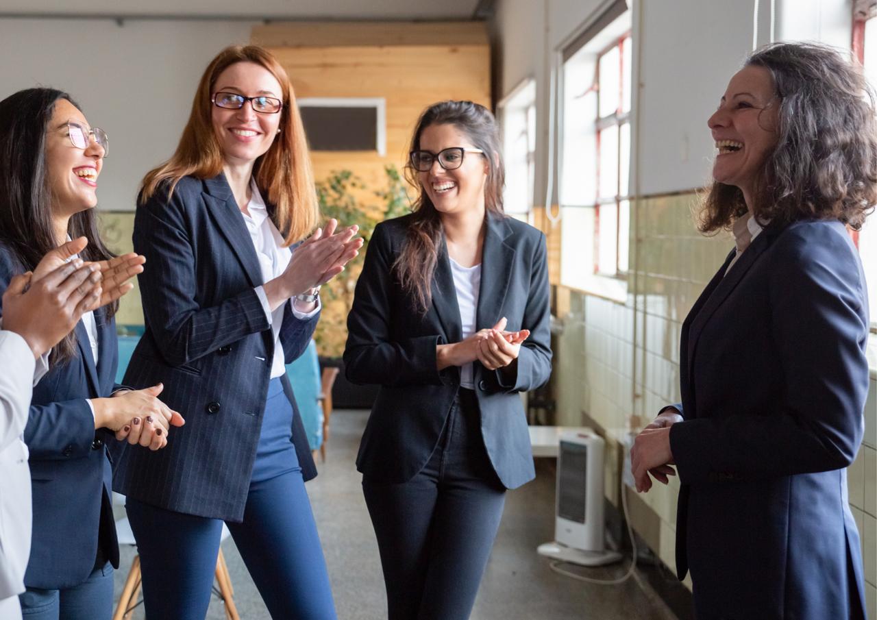 Equipo celebrando un logro en una sesión de trabajo